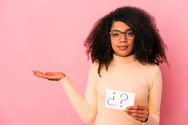 Jovem Afro Americana Encaracolada Segurando Interrogatório Cartaz Mostrando Espaço Cópia — Fotografia de Stock