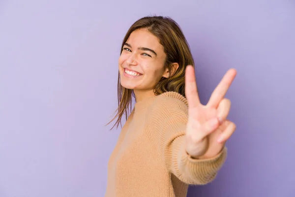 Jovem Magro Caucasiano Menina Adolescente Fundo Roxo Alegre Despreocupado Mostrando — Fotografia de Stock