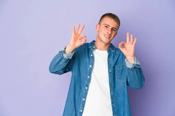 Jovem Caucasiano Bonito Homem Alegre Confiante Mostrando Gesto — Fotografia de Stock