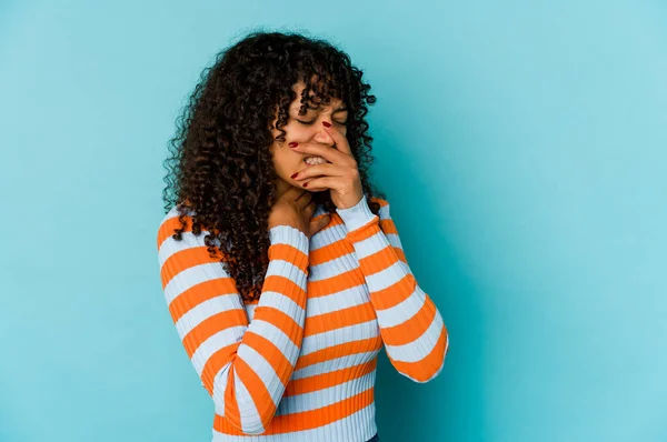 若いアフリカ系アメリカ人アフリカ人女性は ウイルスや感染症のために喉の痛みに苦しんでいます — ストック写真