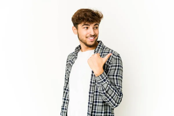 Jeune Homme Arabe Sur Fond Blanc Points Avec Pouce Loin — Photo