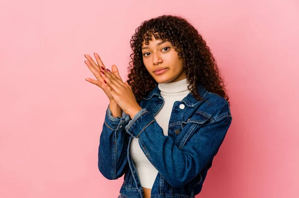 Joven Afroamericana Afro Mujer Aislada Sintiéndose Enérgica Cómoda Frotando Las —  Fotos de Stock