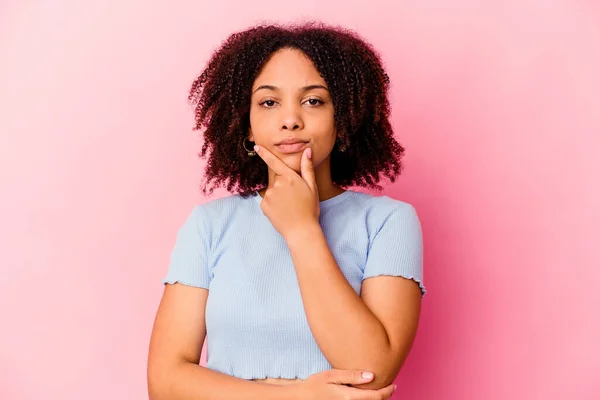 Genç Afro Amerikan Melez Kadın Şüpheli Belirsiz Seni Inceleyen — Stok fotoğraf
