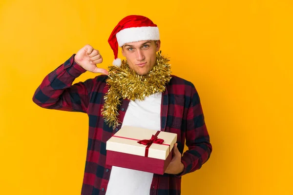 Junger Kaukasischer Mann Mit Weihnachtsmütze Der Ein Geschenk Auf Gelbem — Stockfoto