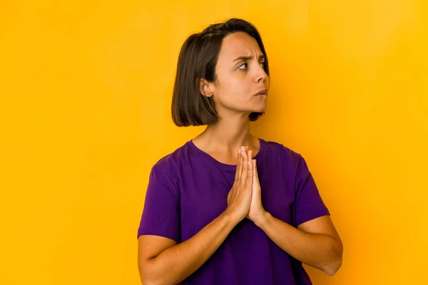Młoda Latynoska Kobieta Odizolowana Żółtej Modlitwie Wykazująca Oddanie Religijna Osoba — Zdjęcie stockowe