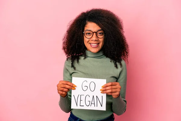 Jovem Afro Americana Encaracolado Mulher Segurando Cartaz Vegan Feliz Sorridente — Fotografia de Stock