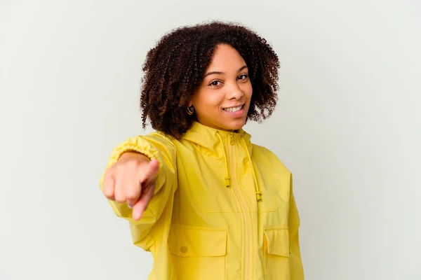 Jovem Negra Americana Mista Mulher Isolada Sorrisos Alegres Apontando Para — Fotografia de Stock