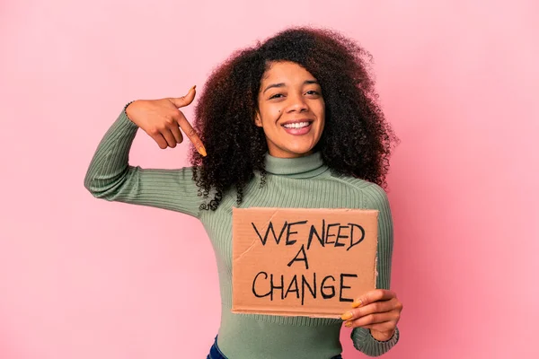 Genç Afro Amerikan Kıvırcık Kadın Elinde Bir Değişiklik Kartonu Tutuyor — Stok fotoğraf