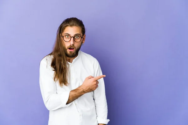 Joven Con Cabello Largo Mirando Hacia Lado — Foto de Stock