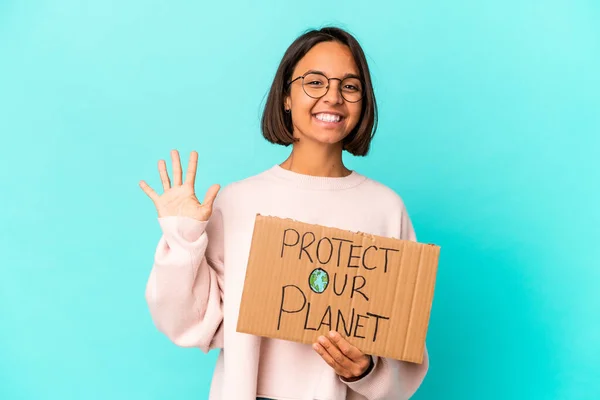 Mladá Hispánská Smíšená Rasa Žena Drží Ochranu Naší Planety Karton — Stock fotografie