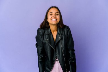 Genç melez kadın gülüyor, gözlerini kapıyor, rahat ve mutlu hissediyor..