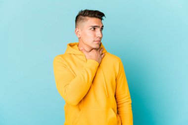 Beyaz tenli yakışıklı bir adam izole edilmiş kafasının arkasına dokunuyor, düşünüyor ve bir seçim yapıyor..