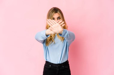 Kafkasyalı sarışın bir kadının bir fikri, ilham konsepti var..