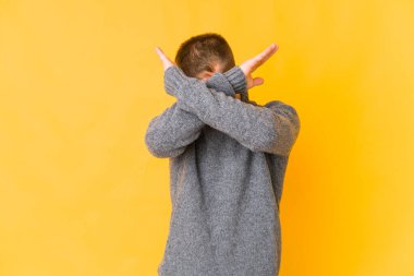 Kafkasyalı yakışıklı bir adam iki kolu çapraz tutuyor, inkar kavramı..