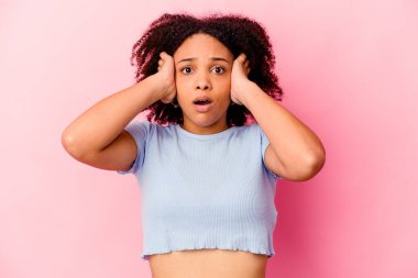 Genç Afro-Amerikan melez kadın şokta, önemli bir buluşmayı hatırladı..