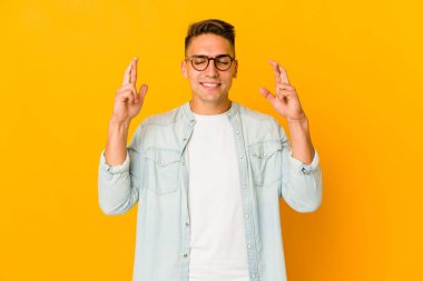 Genç yakışıklı beyaz adam şans dilemek için parmaklarını çaprazladı.