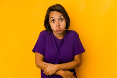 Sarı omuz silkme ve açık gözlerle izole edilmiş genç İspanyol kadın..