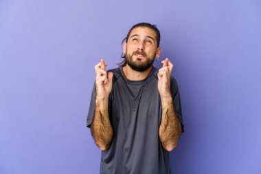 Uzun saçlı genç adam hiç parası olmadığını gösteriyor..