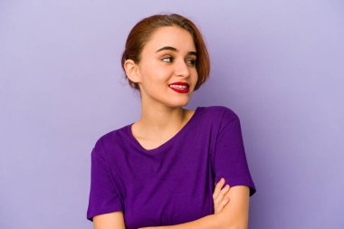 Genç Arap melez kadın kollarını kavuşturarak gülümsüyor..