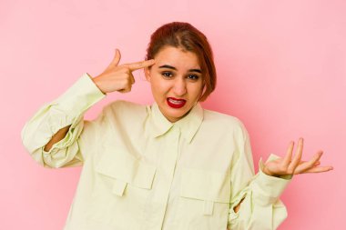 Genç Arap melez kadın işaret parmağıyla hayal kırıklığı gösteriyor..