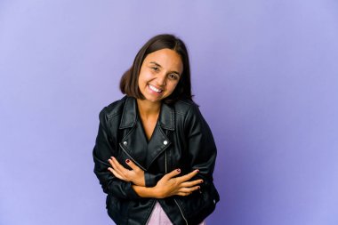 Genç melez kadın gülüyor ve eğleniyor..