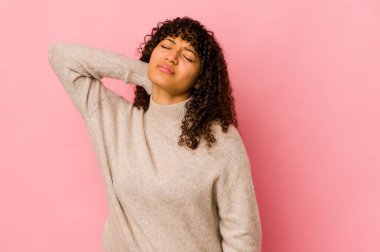 Genç Afrikalı Amerikalı afro kadın stresten dolayı boynu ağrıyor, masaj yapıyor ve elle dokunuyor..