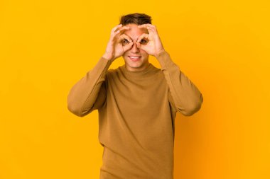 Genç, yakışıklı, beyaz tenli, yalnız ve heyecanlı bir adam..