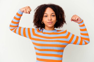 Genç Afro-Amerikan melez kadın kendini soyutlamış. Güçlü bir hareket sergiliyor. Kadınsı gücün sembolü.