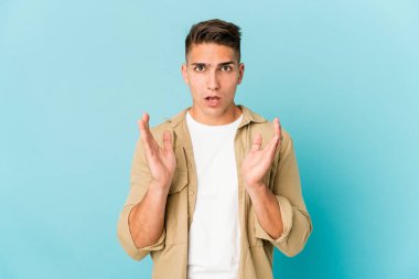 Genç, beyaz, yakışıklı bir adam izole edilmiş şaşırmış ve şok olmuş..