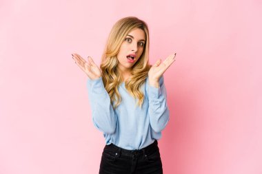 Tırnak yiyen genç, beyaz, sarışın kadın. Gergin ve endişeli..