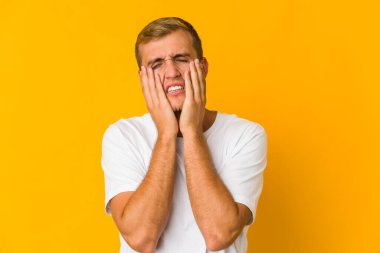 Genç, beyaz, yakışıklı, sızlanan ve ağlayan bir adam..