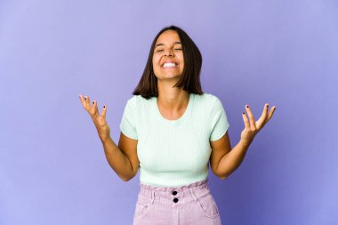 Genç melez kadın çok gülüyor. Mutluluk kavramı.