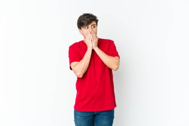 Havalı bir genç adam. Bir fotokopi odasına bakıyor. Ağzını eliyle kapatıyor..