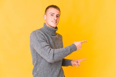 Kafkasyalı yakışıklı genç adam işaret parmağıyla işaret ettiği için heyecanlı..