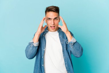 Beyaz tenli yakışıklı adam yalnız başına. Hoş bir sürpriz bekliyor. Heyecanlı ve el kaldırıyor..