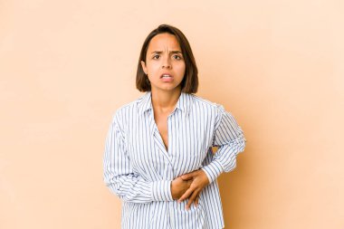 Genç İspanyol kadın karaciğer ağrısı ve mide ağrısı yüzünden izole edilmiş..