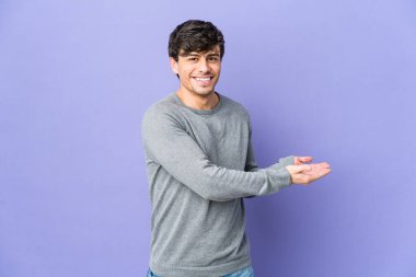 Havalı bir genç, elinde bir fotokopi odası tutuyor..