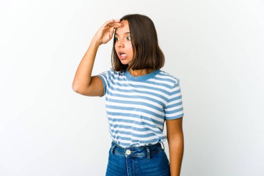 Genç melez kadın uzaklara bakıyor, elini alnına koyuyor..