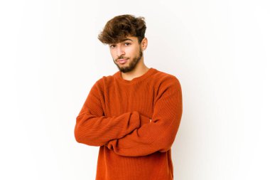 Beyaz arka planda genç bir Arap şüpheli, belirsiz, seni sorguluyor..