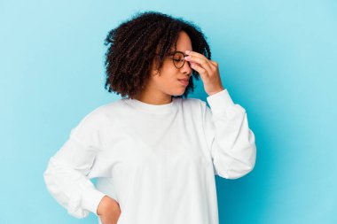 Genç Afro-Amerikan melez kadın karaciğer ağrısı ve mide ağrısı çekiyor..