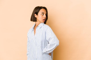 Genç, yalnız bir İspanyol kadın. Gülümsüyor, neşeli ve keyifli görünüyor..