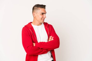 Beyaz tenli yakışıklı, soyutlanmış, kendine güvenen, kollarını kavuşturmuş..