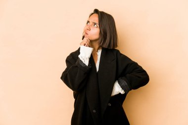 Genç İspanyol kadın şüpheli ve şüpheci bir ifadeyle yanlamasına bakıyor..