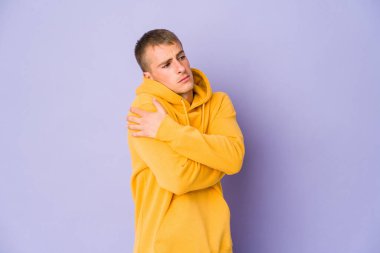 Beyaz tenli yakışıklı adam sarıldı, gülümsedi ve mutlu oldu..