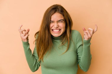 Genç, sıska, beyaz kız öfkeyle bağırıyor..