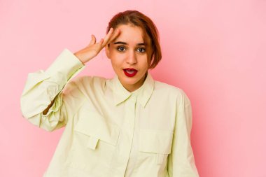 Genç Arap melez kadın yüksek sesle bağırıyor, gözleri açık ve elleri gergin tutuyor..