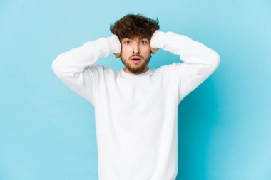 Mavi arka plandaki genç Arap şokta, önemli bir buluşmayı hatırladı..