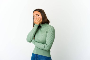 Genç melez kadın korkmuş ve korkmuş..