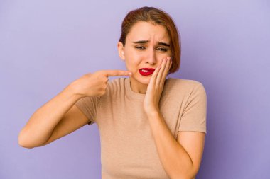 Genç Arap melez kadın güçlü diş ağrısı, azıdişi ağrısı var..