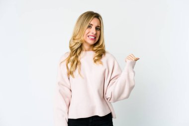 Kafkasyalı sarışın kadın işaret parmağıyla fotokopi çekilen yeri işaret ederek şok oldu..